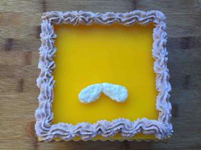 将淡奶油加糖打发，分一点出来挤胡子，剩余的加入可可粉，在慕斯周围挤一圈