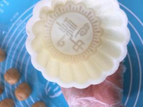 安装如意坊的月饼模具很简单，轻轻一扣就好了，我很喜欢这个花纹。涂一丢丢手粉，再磕出去