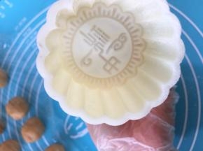 安装如意坊的月饼模具很简单，轻轻一扣就好了，我很喜欢这个花纹。涂一丢丢手粉，再磕出去
