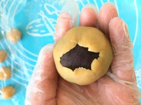 一点点向上慢慢推着包，注意要用力均匀，不要图快哦