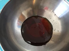 准备好转化糖浆，加入枧水混合均匀，一定要均匀