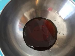 准备好转化糖浆，加入枧水混合均匀，一定要均匀