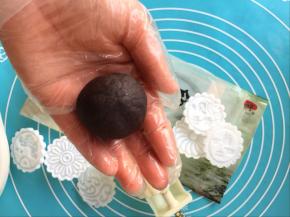 包成一个圆团，一次都包好，盖保鲜膜备用。我忘记拍图了