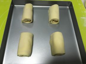 四份都卷好后，放烤盘室温二次发酵，家里温度好可以找个凉快点的地方，避免阳光直射