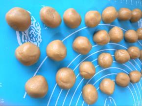 皮醒好了，根据比例分成适量克数的小面团揉圆，盖保鲜膜防止风干