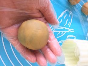 包成一个圆球的月饼生坯