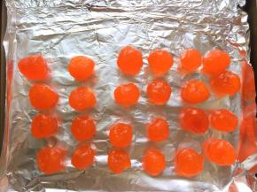 我这次用的是如意坊的65g月饼模具，所以把蛋黄一分为二，再尽量整成圆形。不要被图片误导，还有蛋黄没有进入镜头，按配方做就好