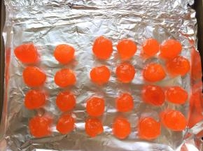 我这次用的是如意坊的65g月饼模具，所以把蛋黄一分为二，再尽量整成圆形。不要被图片误导，还有蛋黄没有进入镜头，按配方做就好