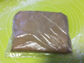 包裹上油纸或油布，再装入保鲜袋，入冰箱冷藏20分钟