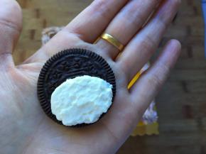 奥利奥挤上奶油，当耳朵