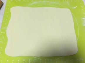 将冷藏好的面片擀成长方形，厚度约为0.3厘米左右，擀的过程记得在面片底部撒点干粉