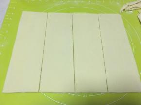 之后将面片均分成4份，用刀裁出4份长条