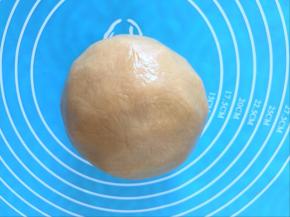 揉成面团，不要过度揉搓。盖保鲜膜醒发30分钟