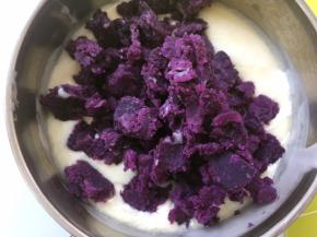 之后加入紫薯颗粒，一起搅拌均匀