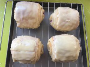 将甘纳许酱淋在凉透的面包上