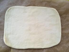 冰箱取出冷冻的面片，室温回下温，面片变软能对折即可