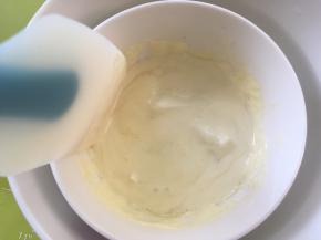 再来做甘纳许，容器内加入白巧克力跟淡奶油，隔水加热至白巧克力融化，将液体搅拌均匀