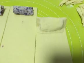 将面片对折一下，包裹上紫薯馅，并将四周捏紧，这样可以防止烘烤的过程中，内部受热膨胀，馅流出来