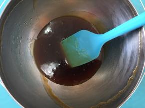 再加入花生油混合均匀，一定要均匀