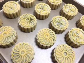 刷上一层蛋液，再入烤箱烤15分钟左右。重点是看状态！看状态！看状态！月饼的两侧腰身鼓起就可以了