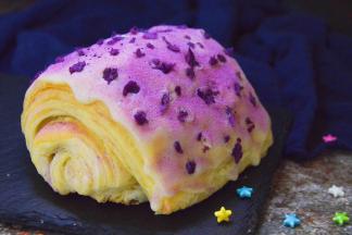 美味的星空包就做好啦，满满的紫薯内馅搭配上层层酥脆的面包层，口感很丰富，颜色也很吸引人