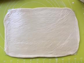 揉面垫上撒点干粉，将揉好的面团擀成长方形，大小是小号保鲜袋的大小，之后将擀好的面片入冰箱冷冻20分钟
