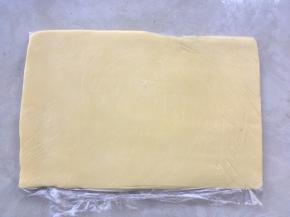 之后对折保鲜袋，用擀面杖将黄油擀成均匀的黄油片，大小是半个保鲜袋的大小，之后入冰箱冷冻