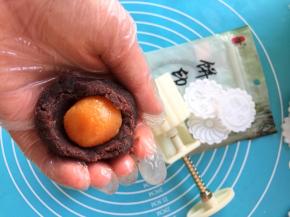 月饼整体是65g，皮馅的比例按照自己喜欢的就好，我喜欢2:8的口感。按照克数称好豆沙包入蛋黄