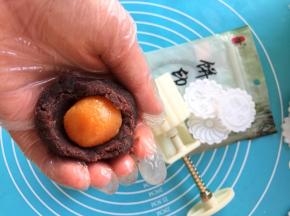 月饼整体是65g，皮馅的比例按照自己喜欢的就好，我喜欢2:8的口感。按照克数称好豆沙包入蛋黄