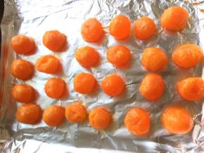 表面喷少许酒，180度烤3分钟，取出翻面再烤3分钟