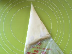 之后装入裱花袋，放置手温
