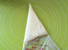 之后装入裱花袋，放置手温