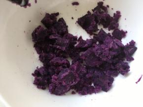 取35克紫薯压碎，不用压的太碎，要有些颗粒状