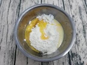 把水和紫薯泥以外的食材全部放入盘中