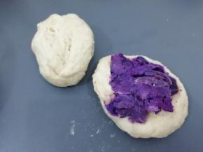 混合均匀揉成面团，把面团分成280克和210克两个面团，210克面团中加入7O克混合均匀，揉成光滑的面团