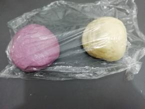 揉成光滑的面团，盖上保鲜膜放在温暖处发酵三十分钟