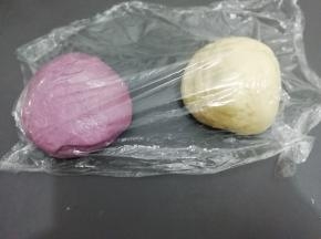 揉成光滑的面团，盖上保鲜膜放在温暖处发酵三十分钟