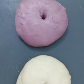 在面团上戳个洞不回缩，第一次发酵成功