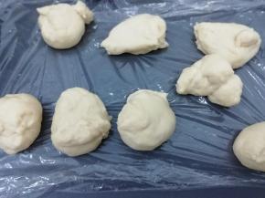 把面团团排气后，分成均等的八份