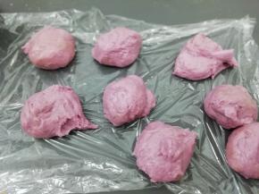 紫薯面团也同样分成八等份