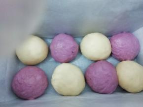 两种面团分别交叉放入模具中