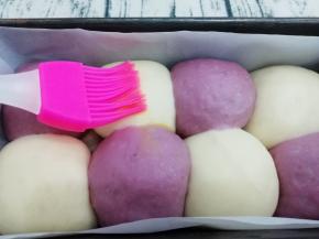 用刷子在上面刷一层鸡蛋液，然后放入提前预热好烤箱中，底层175度45分钟即可