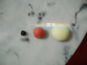白面先分出160克，剩下的白面团，分别揉入红曲粉和黑炭粉，黑面团只需一点点就好了。
