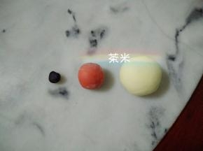 白面先分出160克，剩下的白面团，分别揉入红曲粉和黑炭粉，黑面团只需一点点就好了。