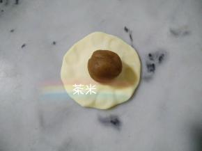 每个剂子40克的白面团，排气好后，包入莲蓉馅。