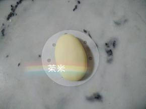 收好口后，搓成椭圆形的。