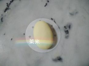 收好口后，搓成椭圆形的。