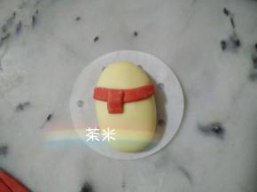 再切一小块，沾水贴在围巾上。