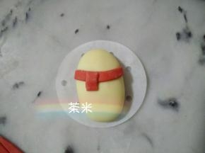 再切一小块，沾水贴在围巾上。