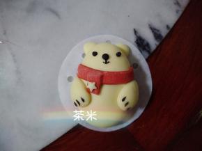 黑面团搓小圆。当眼睛，鼻子和嘴巴。小手的位置也相应的点上小爪。围巾处粘一个小星星，当装饰。
夏天室温发酵半小时，冬天烤箱30度发酵半小时，蒸十分钟。